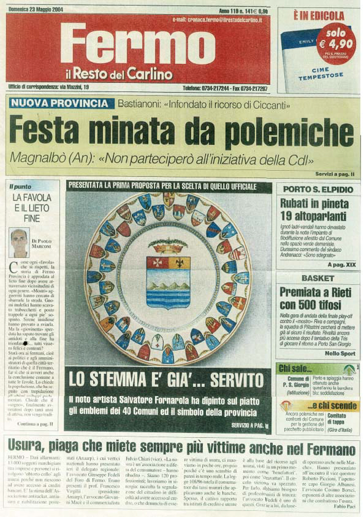 Prima pagina della edizione di Fermo del Resto del Carlino dove appare un piatto in ceramica del Maestro Salvatore Fornarola che presenta al centro una proposta dello stemma della nascente provincia di Fermo.